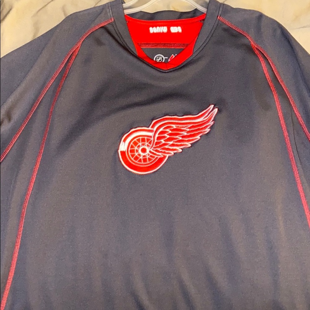 Red wings tee